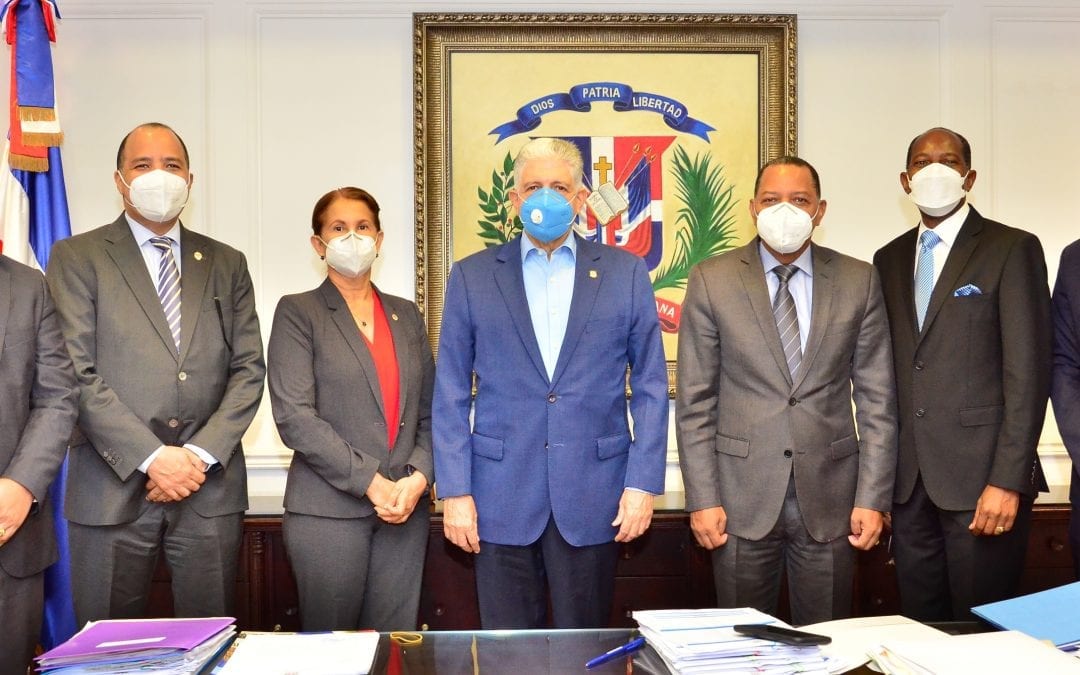 Presidente del Senado del recibe la visita de funcionarios de la UASD