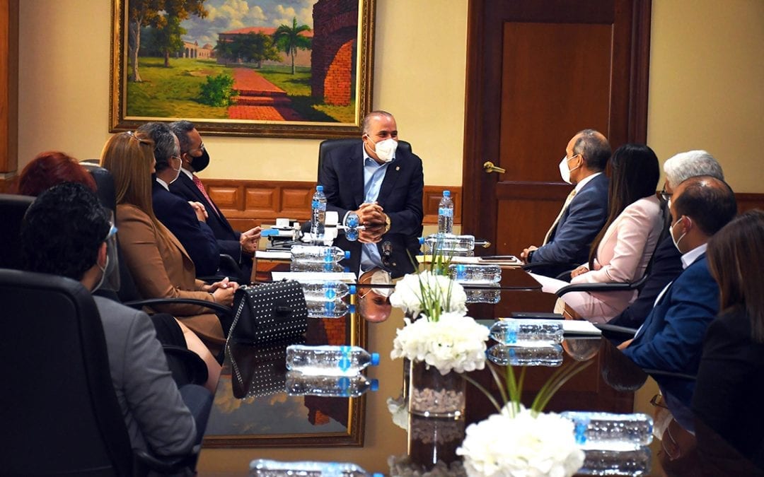 Presidente de la Comisión de Industria, Comercio y Zonas Francas del Senado de la República recibe visita de representantes empresariales para socializar el Proyecto de Ley que modifica la ley 16-95