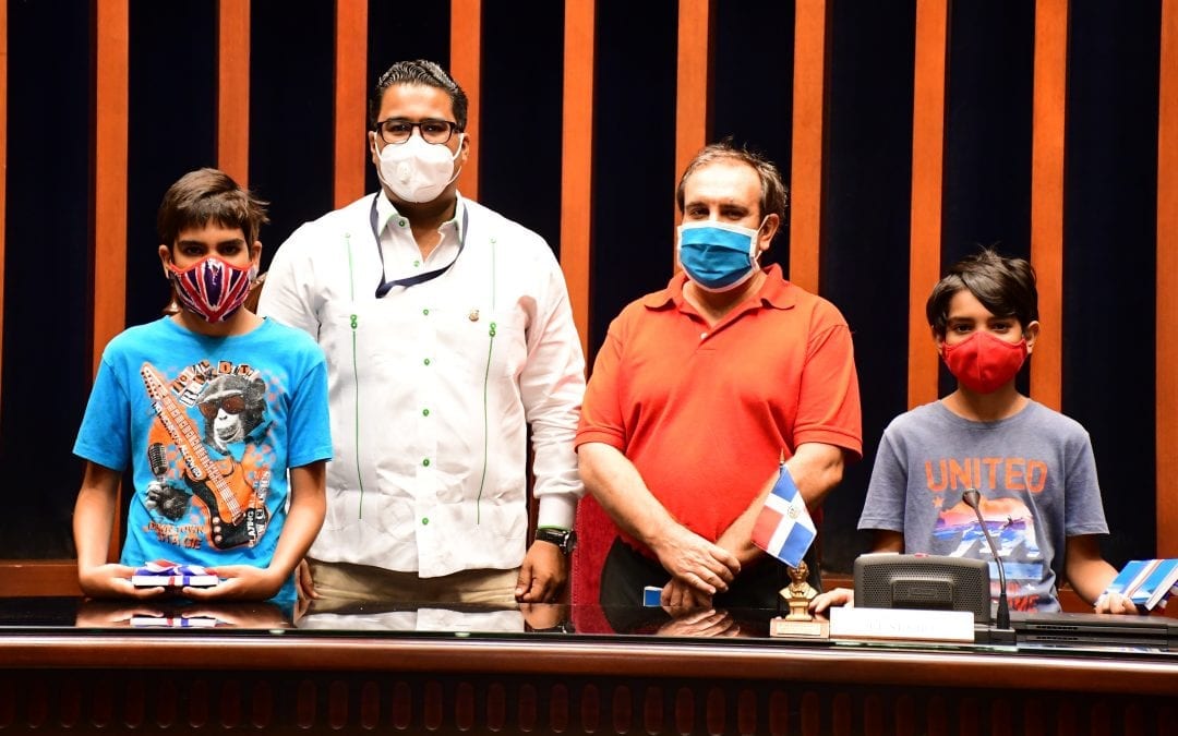 Familia española residente en San Cristóbal visita el Senado