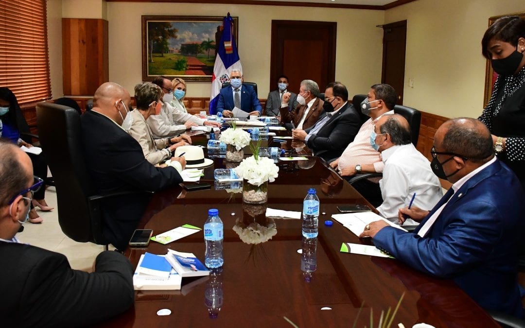 AGRODOSA explica a deuda por RD$149 millones a miles de productores al senado.