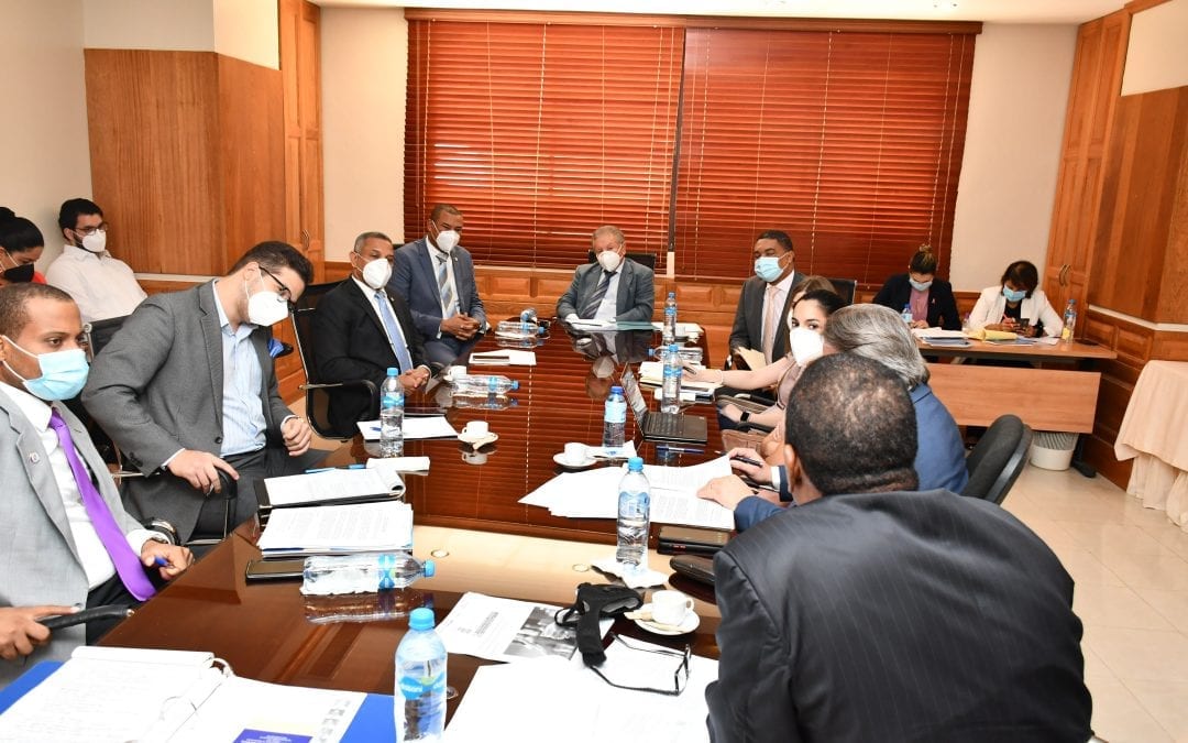 Proyecto de Ley para el  Control de Expendió, Suministro y Consumo de  Bebidas Alcohólica es estudiado por los senadores socializan.