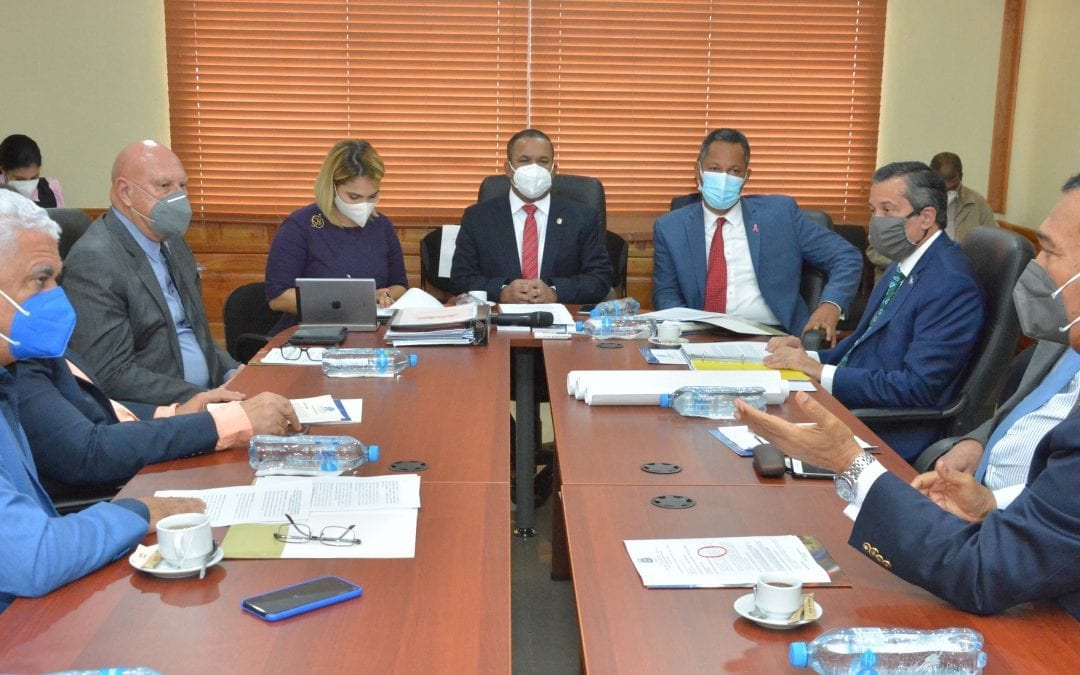 Senadores reciben visita del ministro de Medio Ambiente y Recursos Naturales, Orlando Jorge Mera