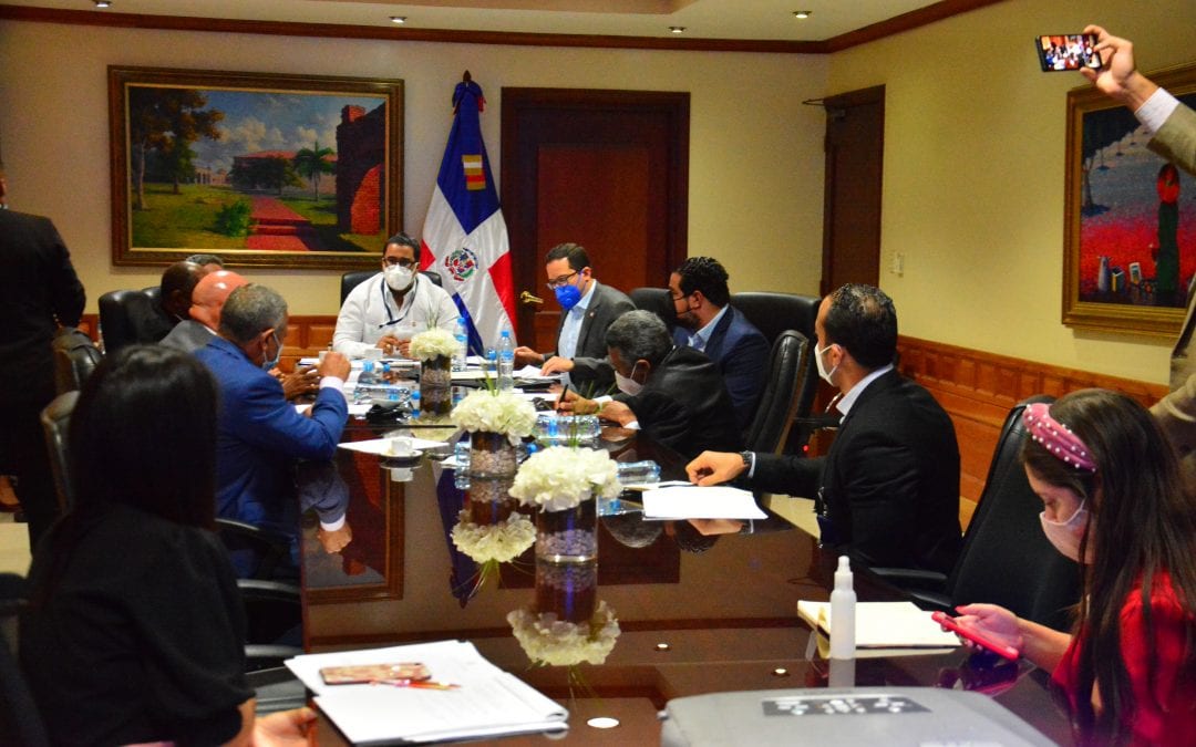 Senadores reciben a director general de Alianzas Público-Privadas
