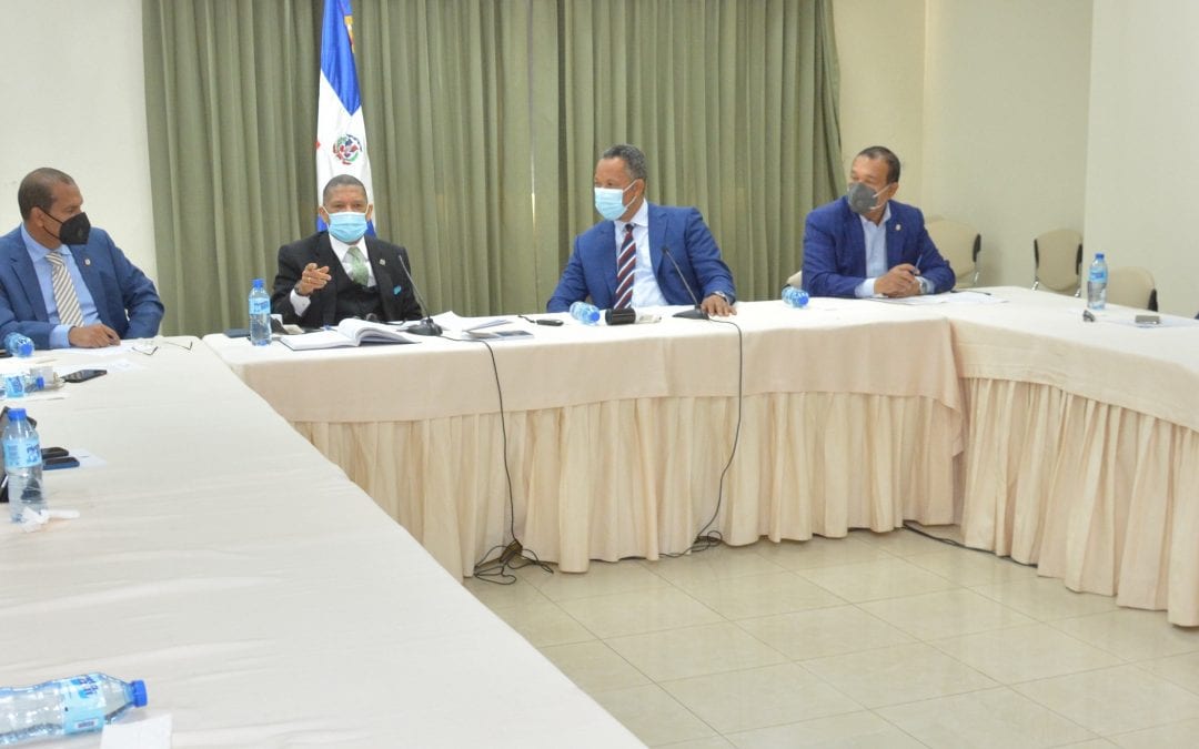 Senadores y viceministro de Hacienda analizan resolución que sugiere conformación de comisión para investigar operaciones de empresas en zona fronteriza