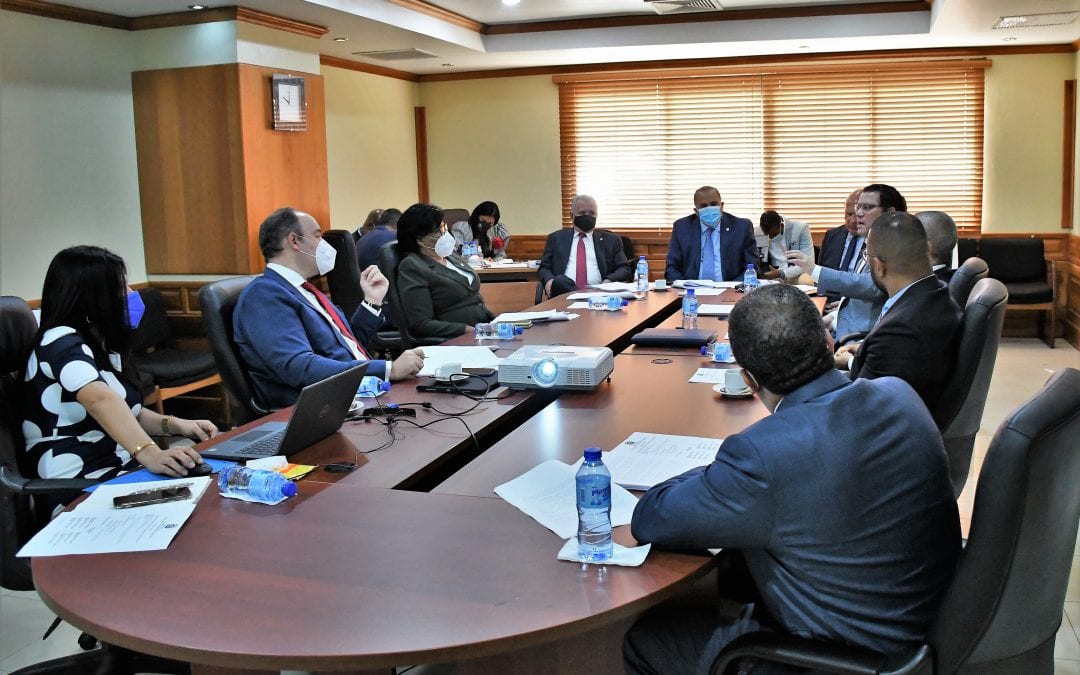 La Comisión de Industria, Comercio y Zonas Francas del Senado y el director de Aduanas analizan el Proyecto de Ley de Aduanas de la República Dominicana