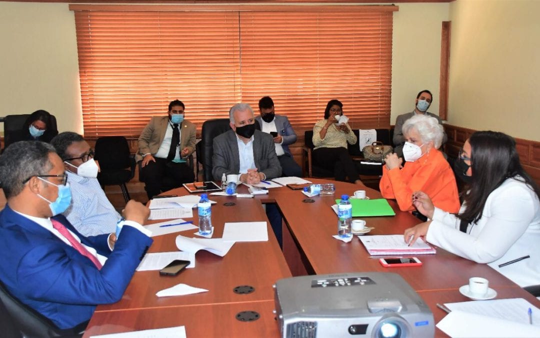 La Comisión de Justicia del Senado escucha opinión de directora de Ética e Integridad Gubernamental sobre proyecto crea la Dirección General de Ética y Transparencia