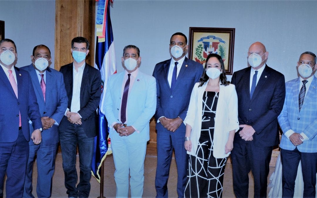 Senadores coordinan con congresista Adriano Espaillat visita a Estados Unidos