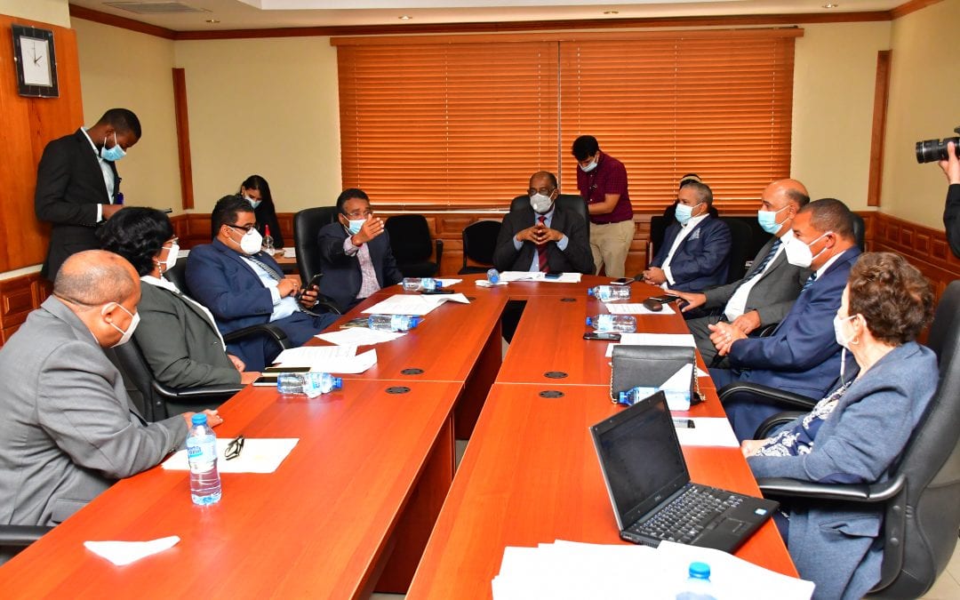 Senadores analizan proyecto de ley elimina pago de reinscripción en colegios privados