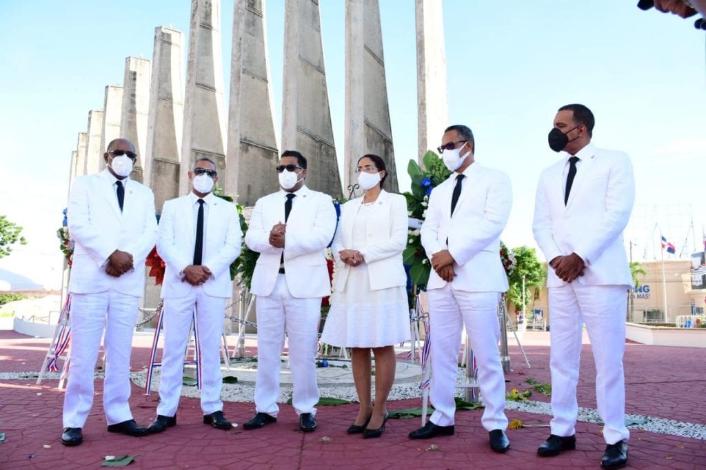 Senado de la República deposita Ofrenda Floral en Monumento de los Constituyentes en San Cristóbal en ocasión de 176 aniversario de la Constitución 1 Senado de la República deposita ofrenda floral