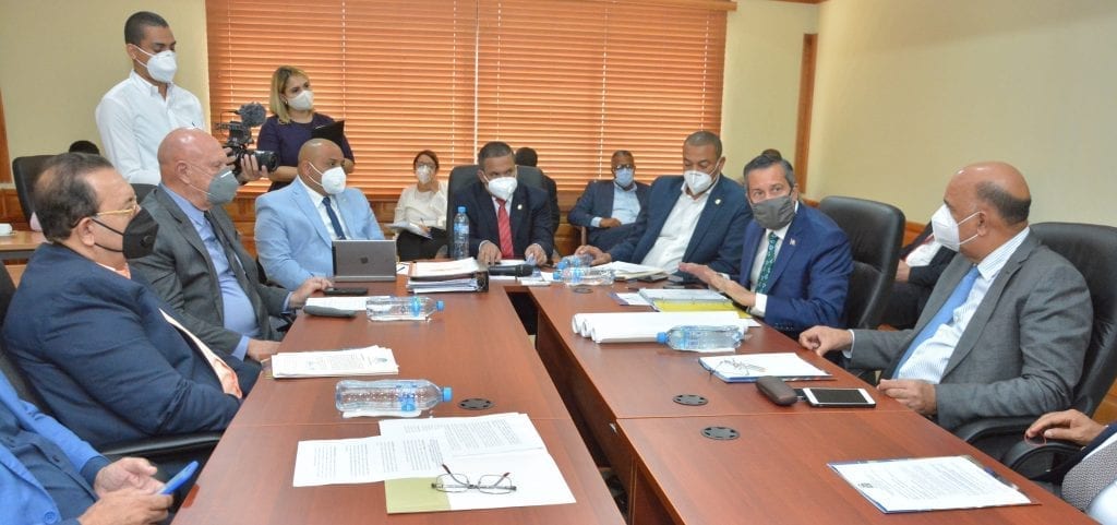 Senadores reciben ministro Jorge Mera