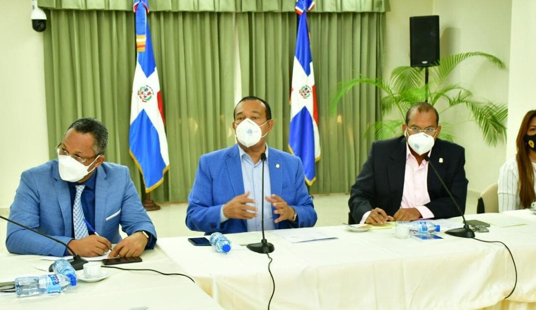 Senadores, autoridades militares y transportistas conversan sobre chequeos militares en la frontera