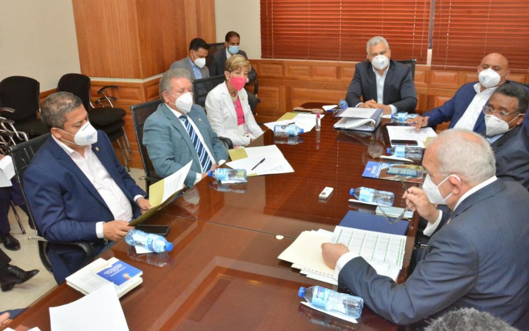 Senadores socializan varias iniciativas con el administrador del Banco Agrícola