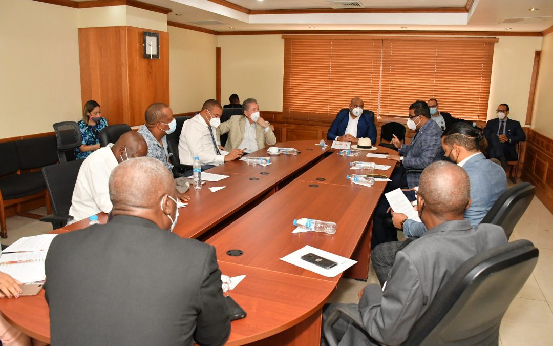 Analizan resolución para que la gestión del campo de Béisbol de Hatillo sea traspasada a Junta Municipal