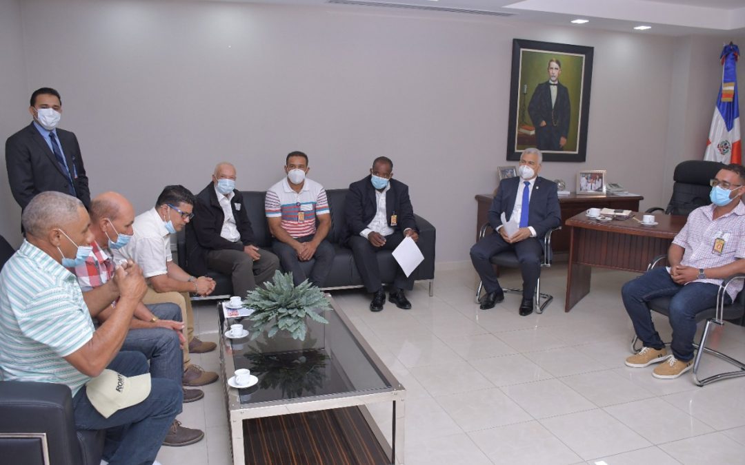 Senador de San José de Ocoa recibe a productores de Valle Nuevo