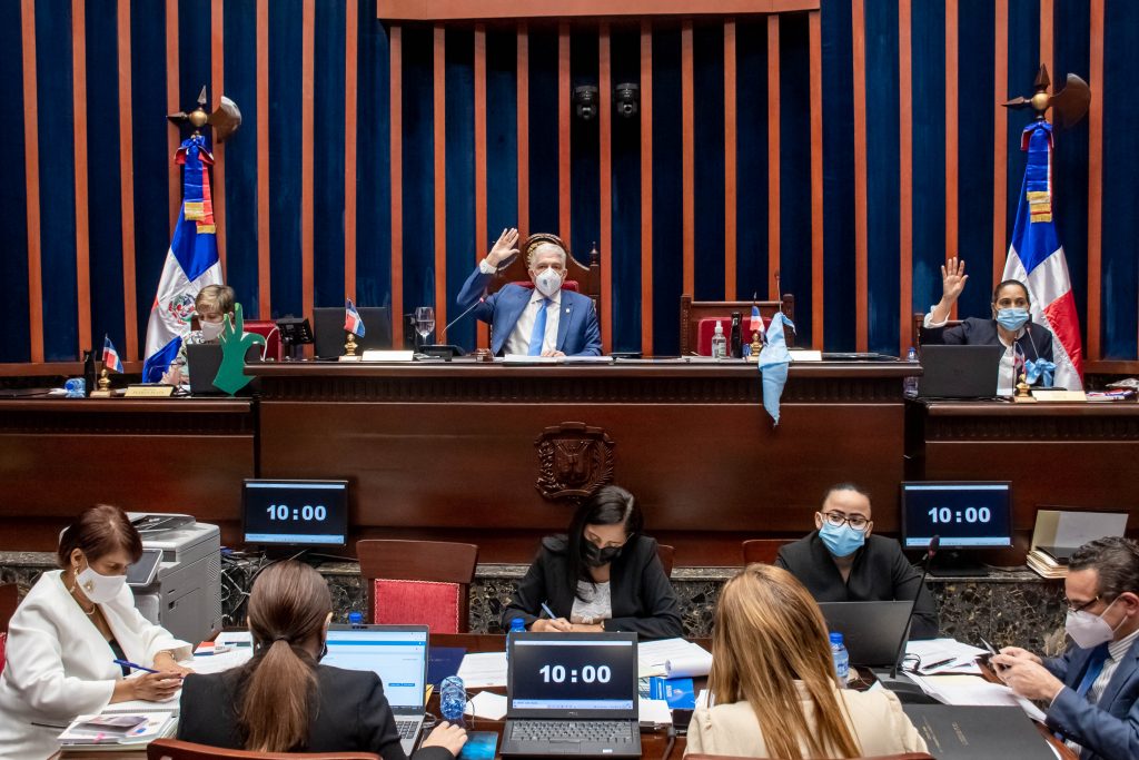 El Senado de la República aprobó en única lectura la resolución que autoriza al Poder Ejecutivo prorrogar por 45 días el estado de emergencia en todo el territorio nacional, a partir del 28 de agosto del año en curso, para evitar los contagios del covid-19.