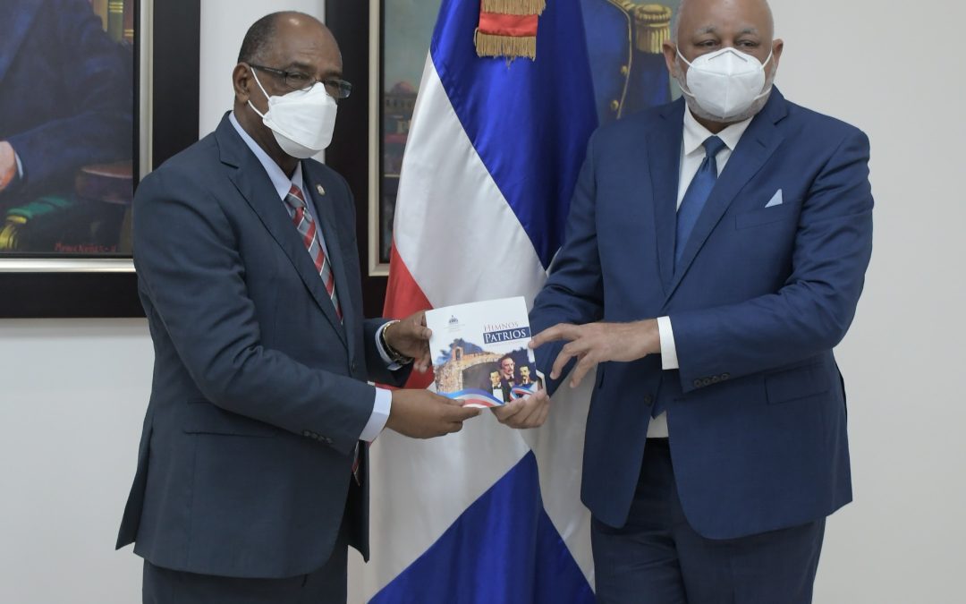 Comisión de senadores se reunió con el ministro de Educación, Roberto Fulcar