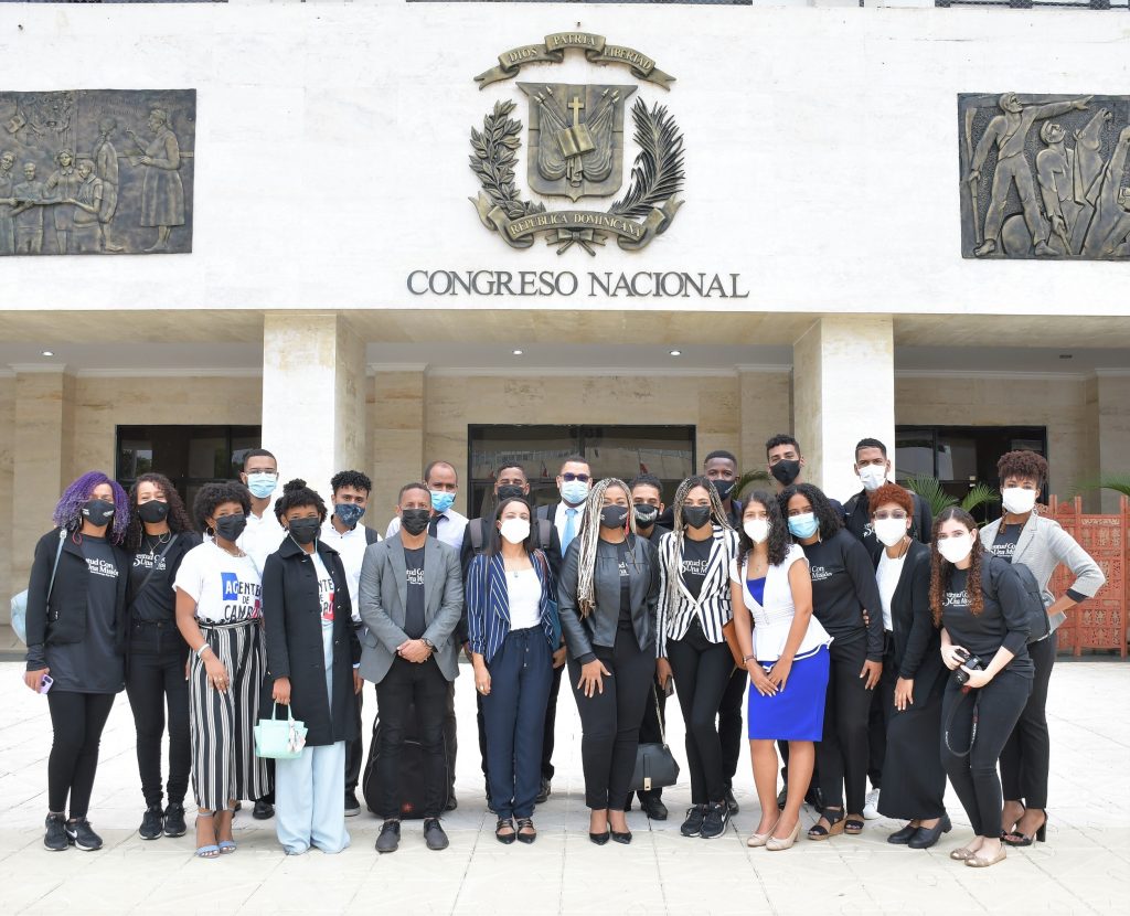 El Senado de la República continúa abriendo las puertas a la ciudadanía, con su programa de visitas guiadas. Este miércoles recibió a un grupo de 23 jóvenes, integrantes de la Organización Juventud con una Misión (JUCUM Santo Domingo), quienes acudieron al Palacio del Congreso Nacional para conocer su funcionamiento. 