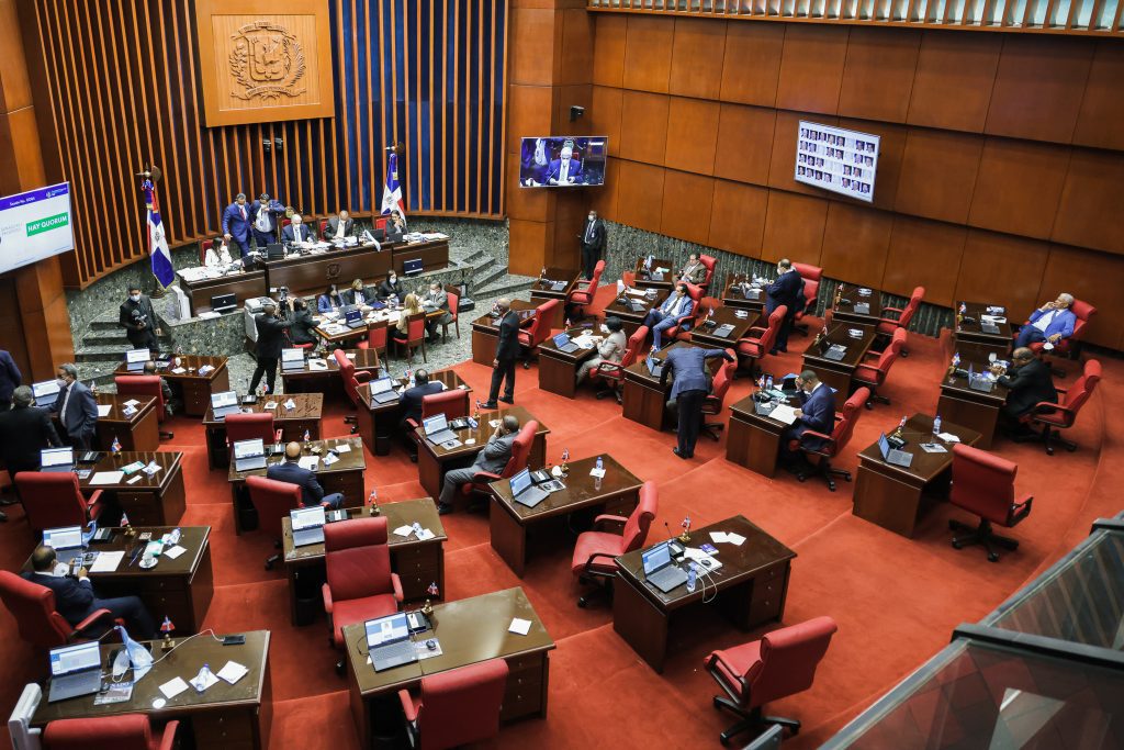 El Senado de la República inició este martes la lectura íntegra del proyecto de Ley del Código Penal de la República Dominicana, en segunda discusión, desde el artículo 1 hasta el 150 inclusive, quedando pendiente su continuación para la próxima sesión.