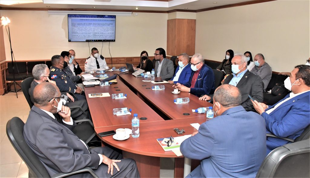 Comisión analiza proyecto de Ley de los cuerpos de bomberos con federaciones de municipios 2 La Comisión Permanente de Desarrollo Municipal y Organizaciones no Gubernamentales del Senado recibió este miércoles la visita de la Federación Dominicana de Municipios (FEDOMU), la Federación Dominicana de Distritos Municipales (FEDODIM) y el Ayuntamiento del Distrito Nacional (ADN), para analizar el proyecto de Ley de los cuerpos de bomberos.