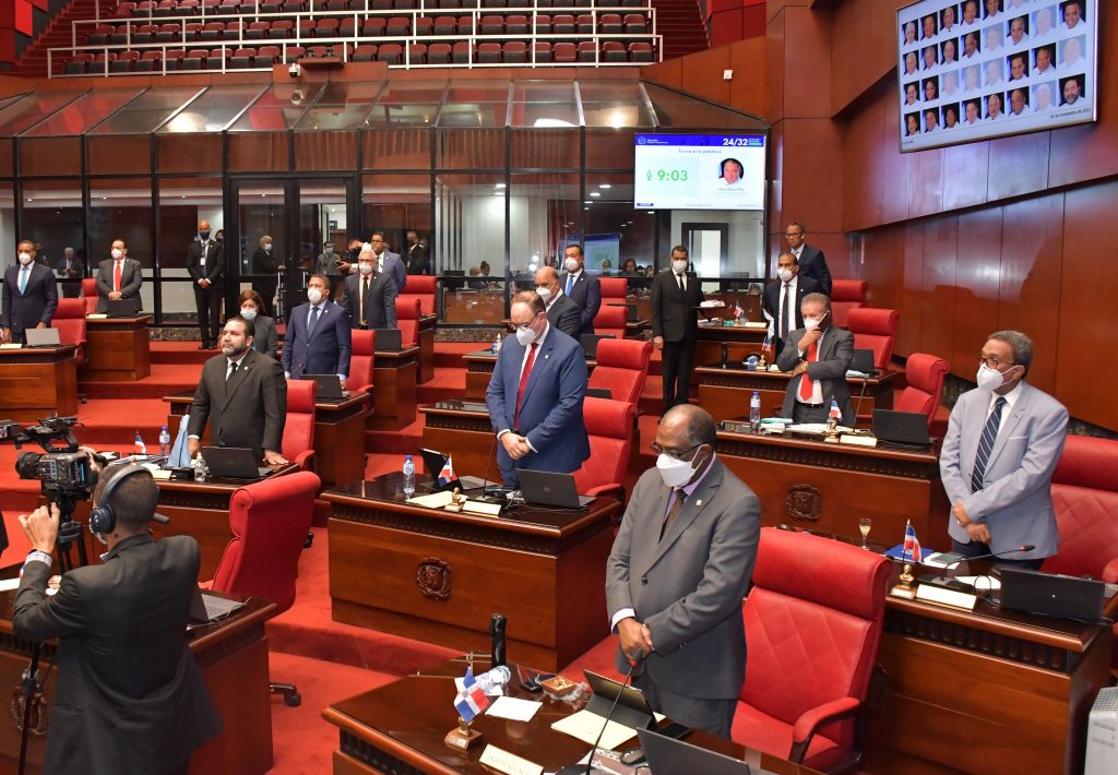 El Senado de la República avanzó este martes la lectura íntegra del proyecto de Ley de comercio marítimo, quedando pendiente la continuación en segunda lectura de la iniciativa en el artículo 350 inclusive. 
