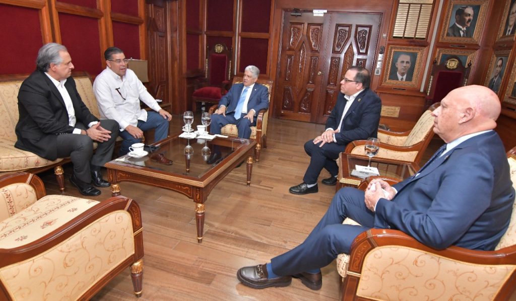 El presidente del Senado de la República, Eduardo Estrella (Santiago), recibió este jueves la visita del presidente de la Cámara de Representantes de Puerto Rico, Rafael Hernández Montañez,  así como al pasado titular del órgano legislativo Jaime R. Perello-Borrás.
