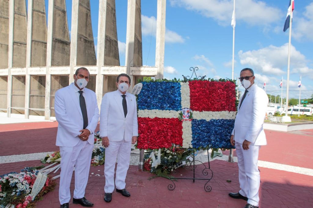 El Senado realiza una sesion extraordinaria en San Cristobal y deposita una ofrenda floral por motivo del Dia de la Constitucion 1