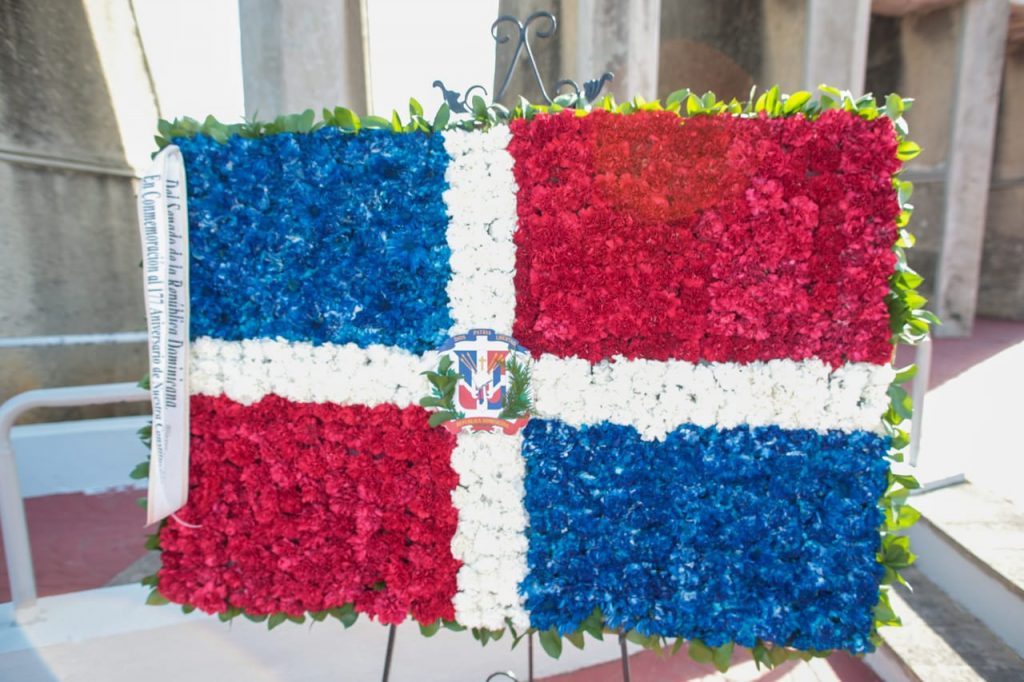 El Senado realiza una sesion extraordinaria en San Cristobal y deposita una ofrenda floral por motivo del Dia de la Constitucion 2
