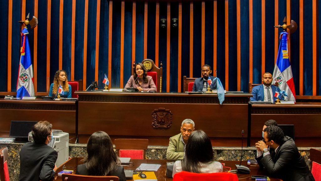 El Senado recibe la visita de estudiantes de la Facultad de Derecho de la PUCMM 3