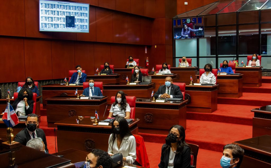 El Senado recibe la visita de estudiantes de la Facultad de Derecho de la PUCMM 5