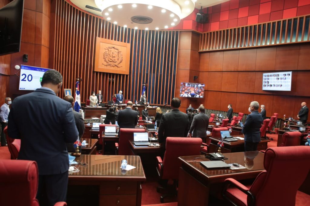 El Senado de la República rindió tributo con dos minutos de silencio, al recién fenecido expresidente de ese órgano legislativo Dr. Reinaldo Pared Pérez, al inicio de la sesión ordinaria de este martes.