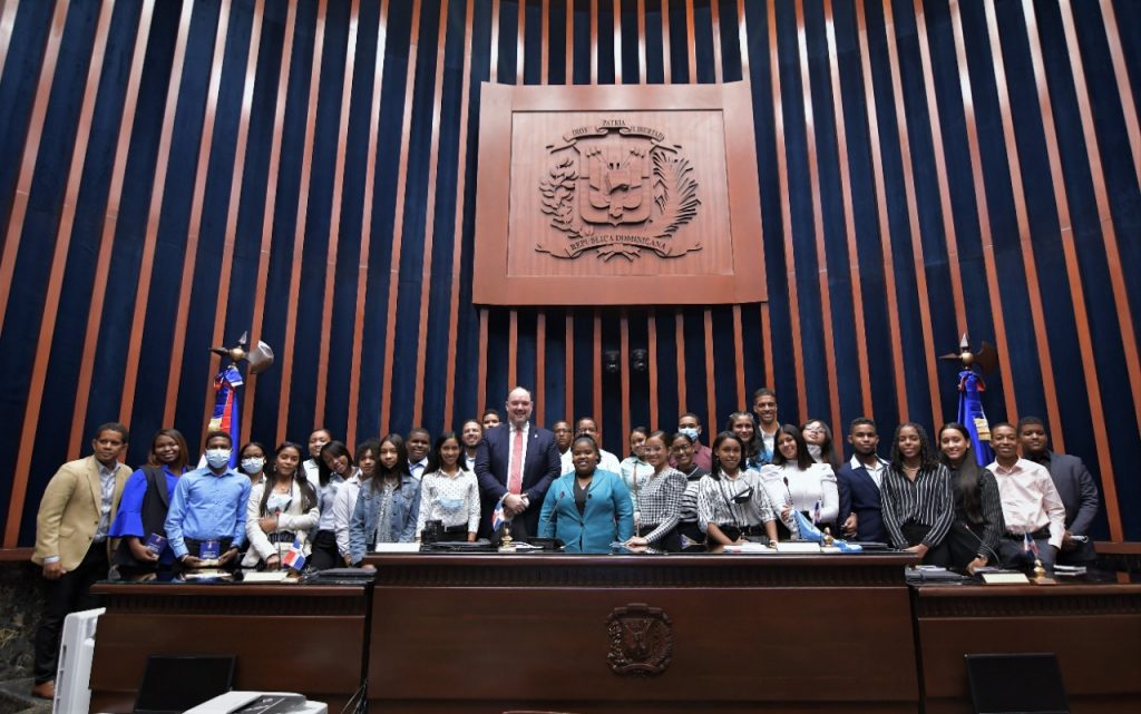 El Senado de la Republica recibe la visita de estudiantes de escuela de Barahona 3