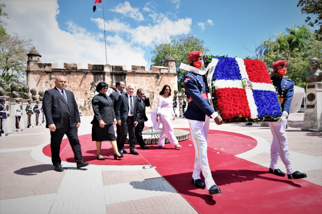 El Senado deposita una ofrenda floral en el Altar de la Patria por motivo de la Independencia Nacional 2