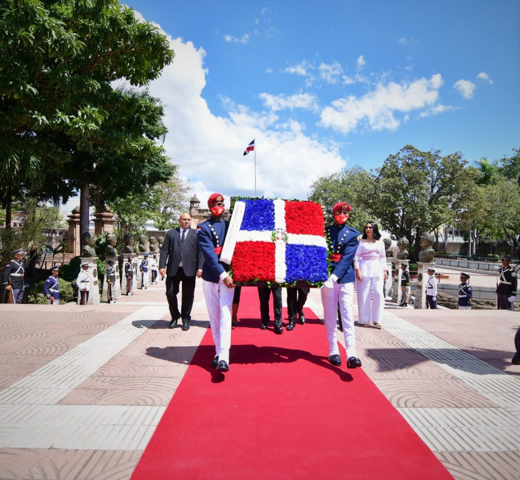 El Senado deposita una ofrenda floral en el Altar de la Patria por motivo de la Independencia Nacional 3