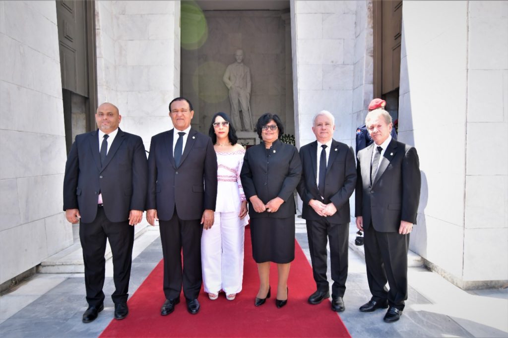 El Senado deposita una ofrenda floral en el Altar de la Patria por motivo de la Independencia Nacional 5 2