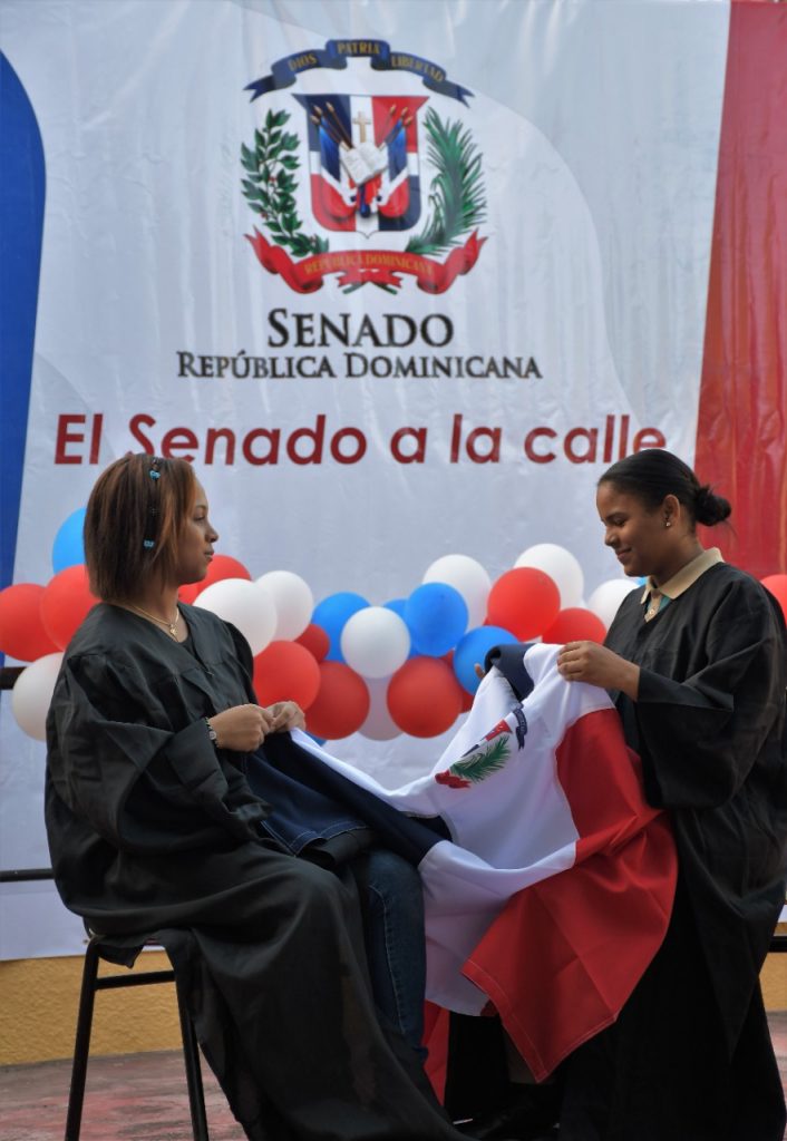 El Senado realiza un acto de izamiento de la Bandera Nacional en un liceo de Barahona 1 1