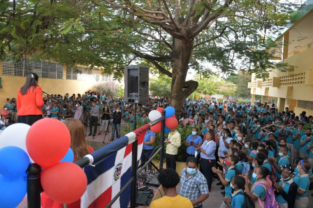 El Senado realiza un acto de izamiento de la Bandera Nacional en un liceo de Barahona 2 2