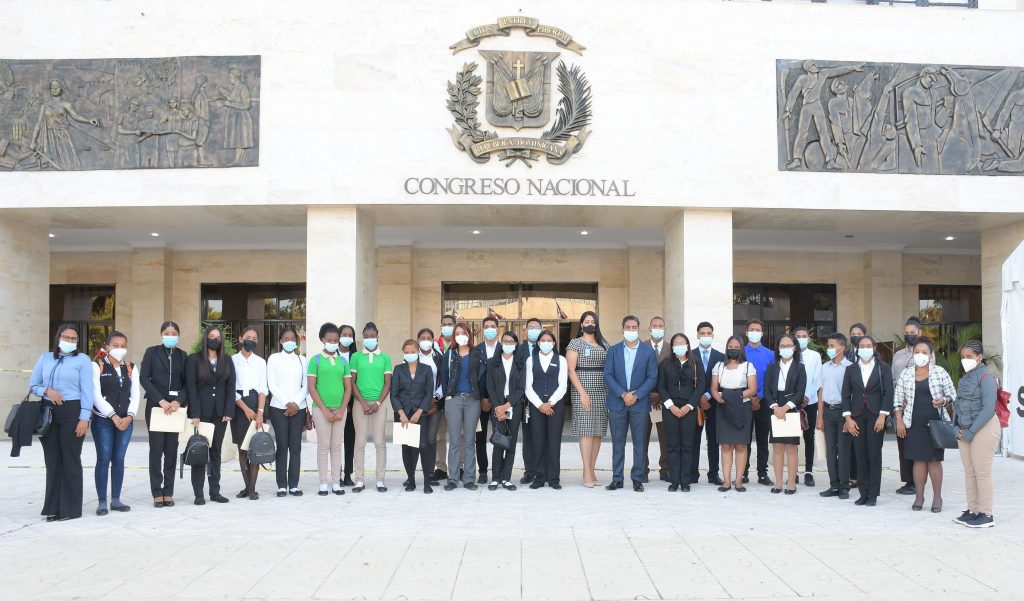 Estudiantes de El Seibo vivieron la experiencia de ser senadores por un dia 2