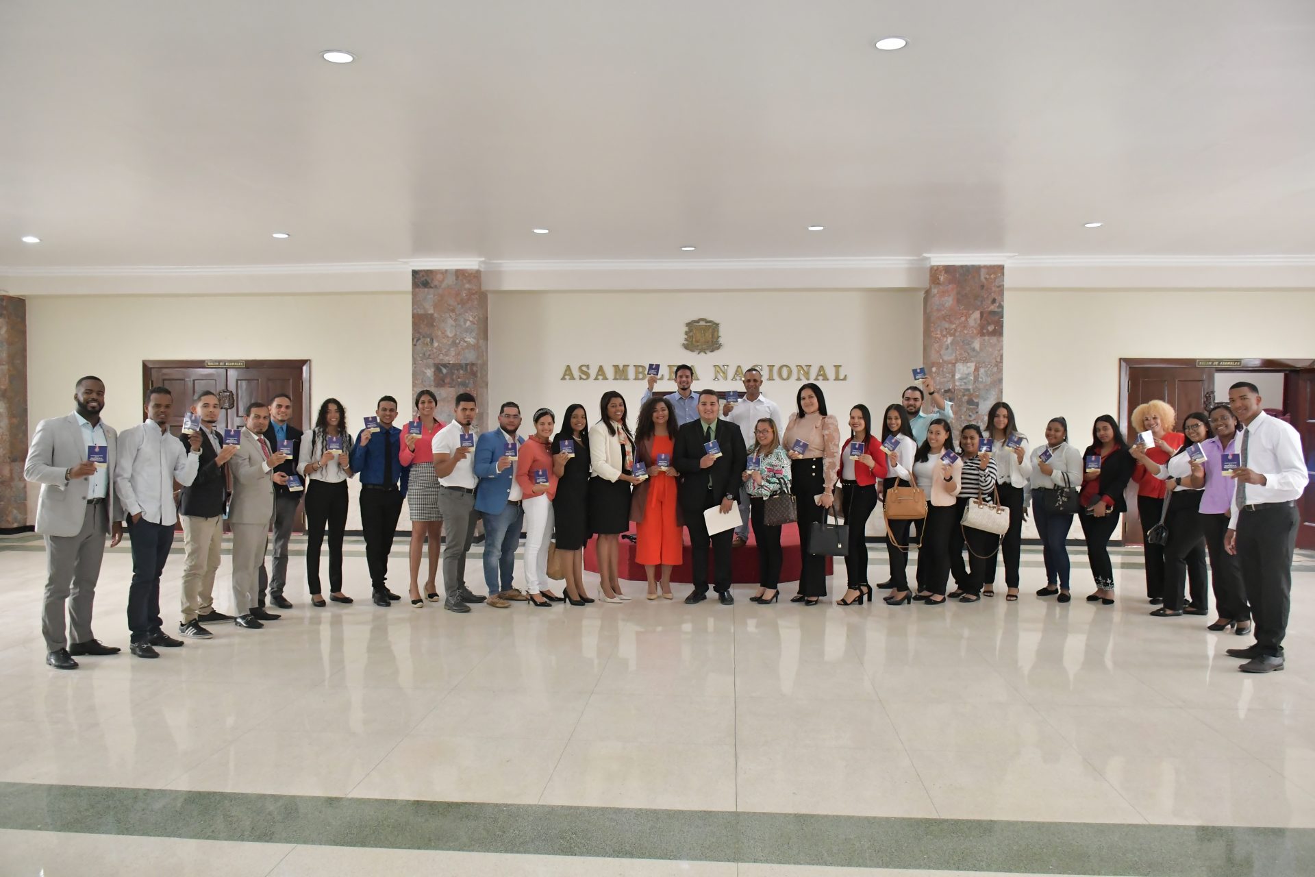 Jovenes del municipio Punal visitan el Senado de la Republica 2 scaled