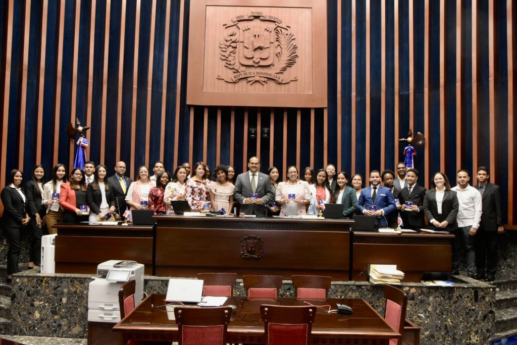 Estudiantes de Dajabon visitan el Senado de la Republica y asisten a una sesion ordinaria del Pleno