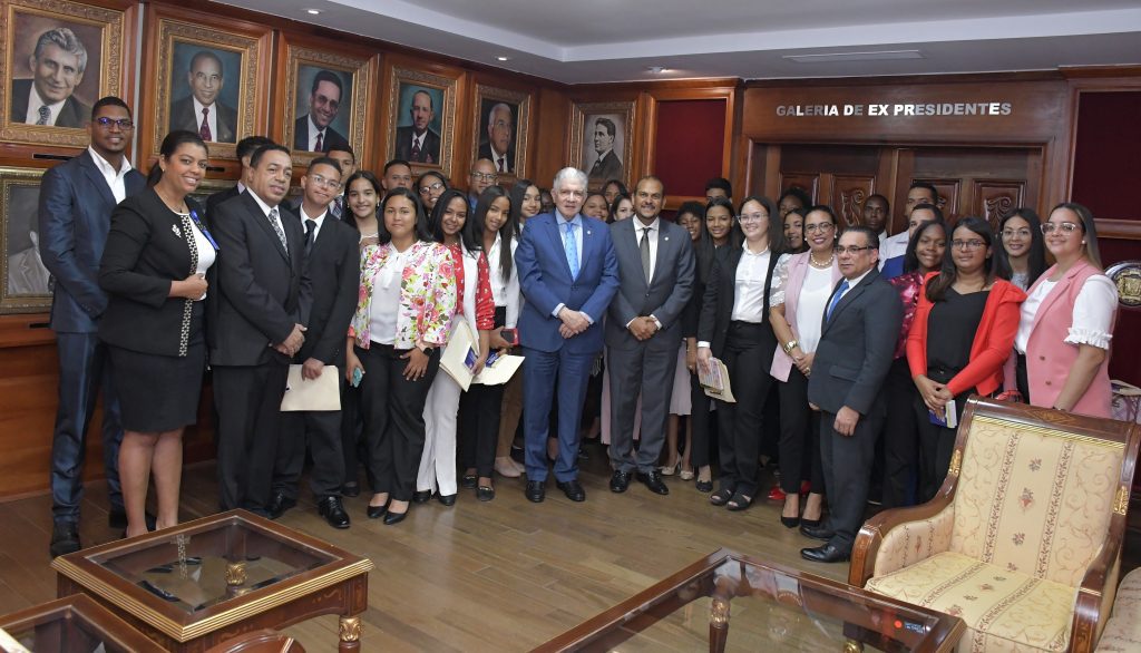 Estudiantes de Dajabon visitan el Senado de la Republica y asisten a una sesion ordinaria del Pleno1