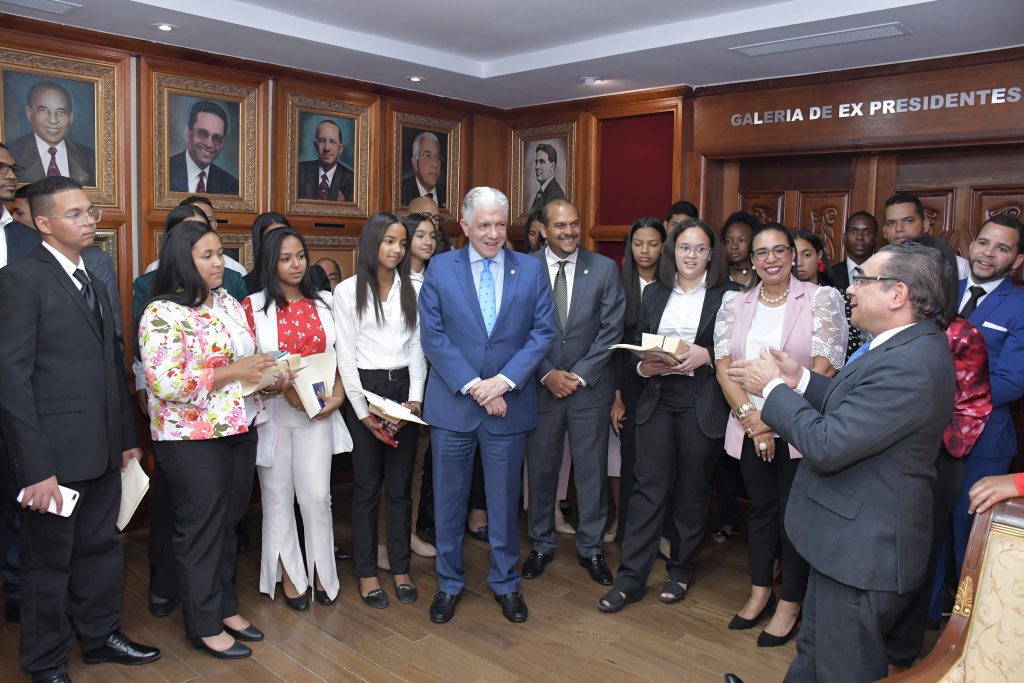 Estudiantes de Dajabon visitan el Senado de la Republica y asisten a una sesion ordinaria del Pleno4