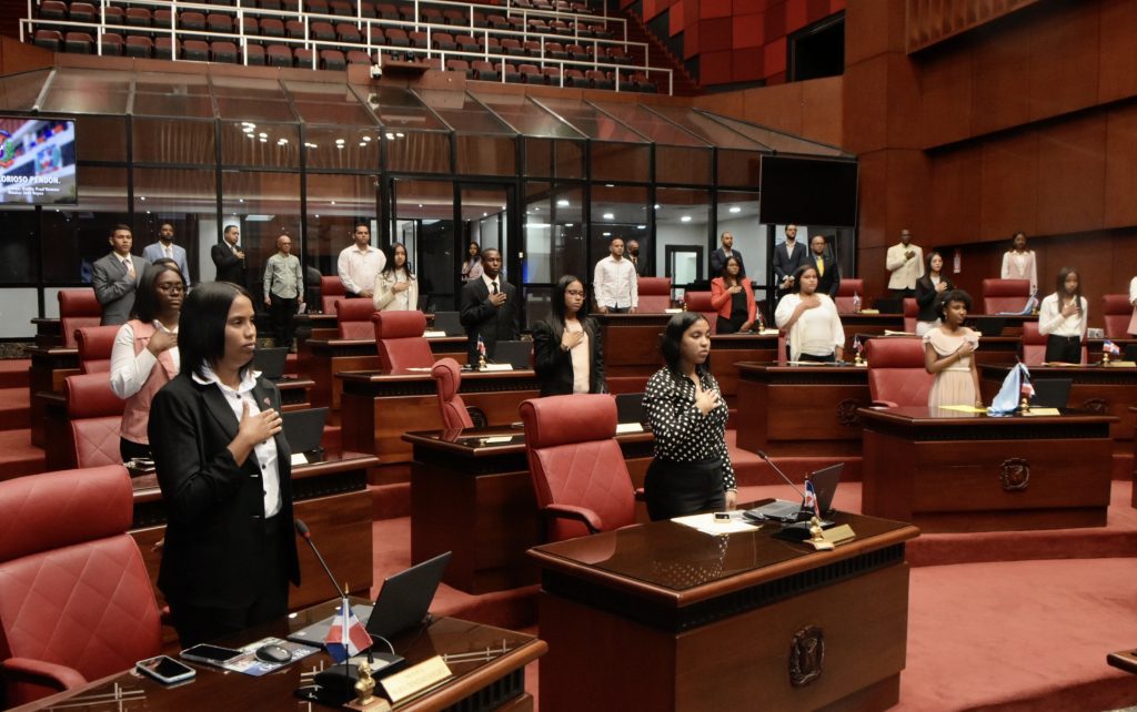 Estudiantes de Dajabon visitan el Senado de la Republica y asisten a una sesion ordinaria del Pleno5