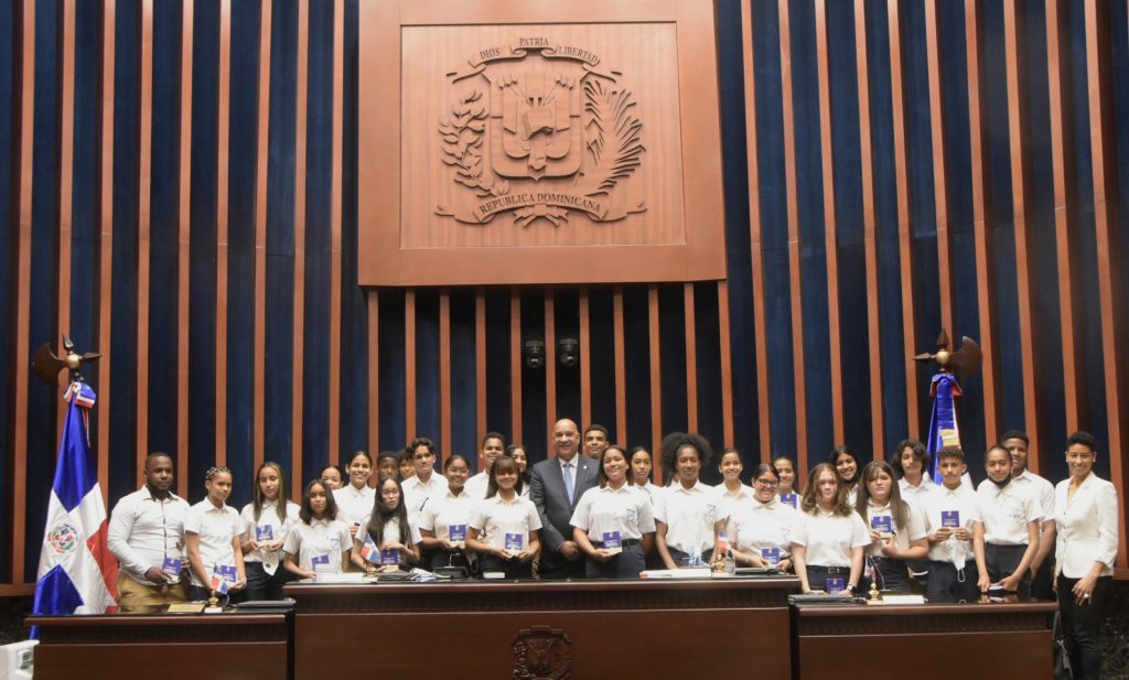 Estudiantes del reconocido Liceo Dr. Miguel Canela Lazaro visitan el Senado de la Republica 1