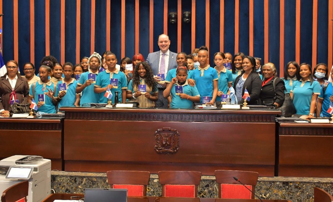 Estudiantes de Barahona conocen el Senado de la República