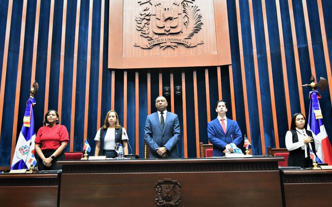 El Club de Ideas Políticas de la PUCMM conoce las áreas emblemáticas del Senado de la República