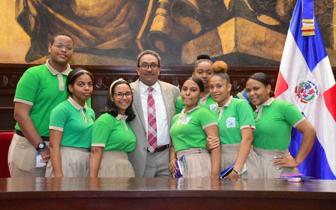 El Senado de la República recibe a los estudiantes del Liceo José Joaquín Pérez, de San Pedro de Macorís