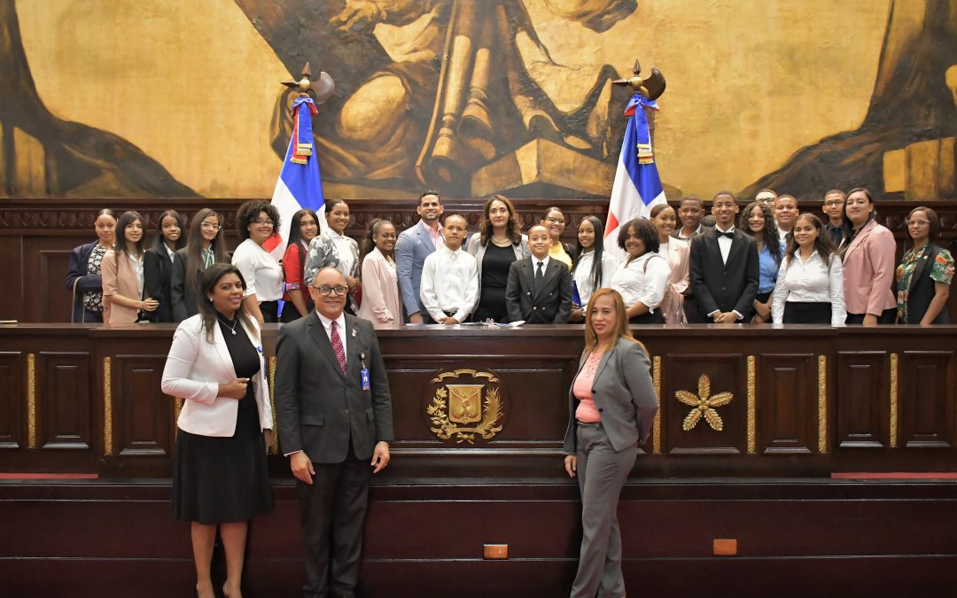 Estudiantes del Colegio de Prácticas Experimental UTESUR de Azua, recorren el Senado de la República