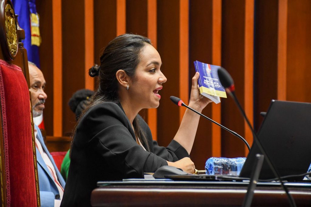 El Senado abre sus puertas a estudiantes de Hato Mayor acompanados por el director de INABIE 1