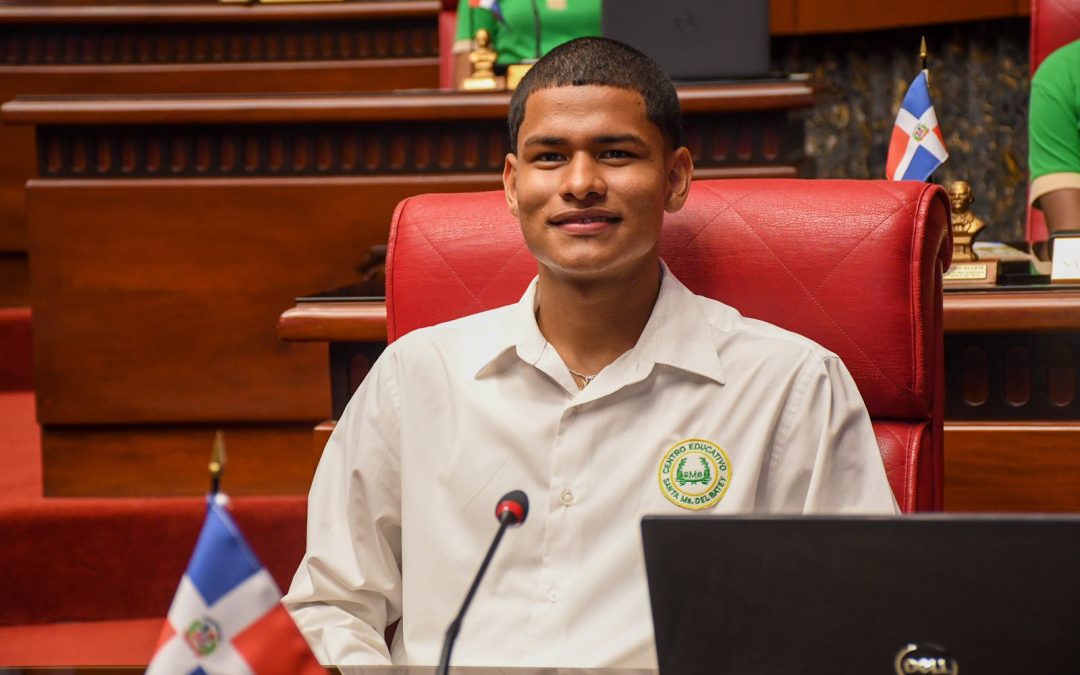 El Senado abre sus puertas a estudiantes de Hato Mayor, acompañados por el director de INABIE