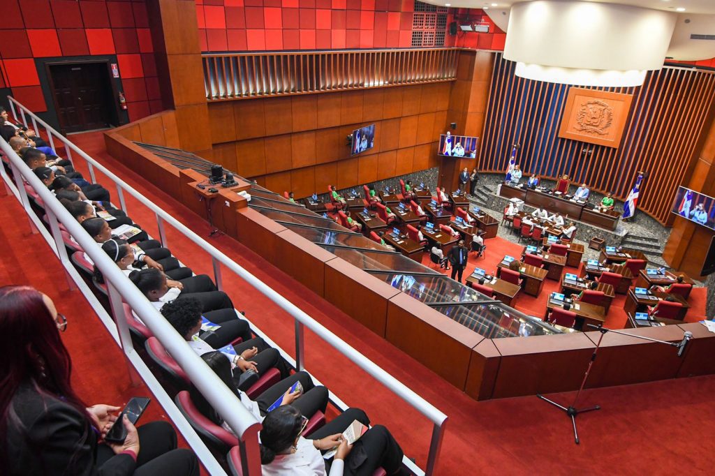 El Senado abre sus puertas a estudiantes de Hato Mayor acompanados por el director de INABIE 4